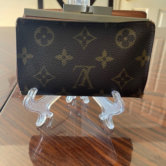 Louis Vuitton French Kiss Wallet, Plenty Storage - Picture 2 of 12